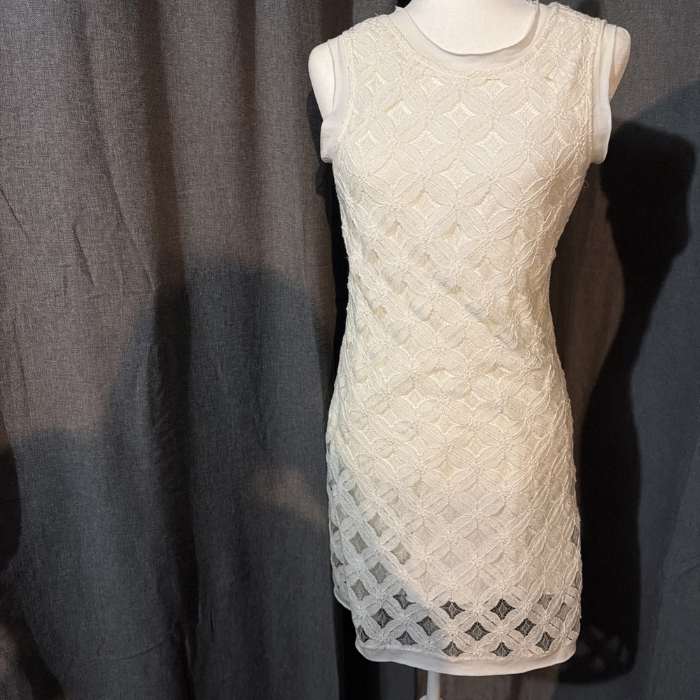 Charlie Paige Ivory Lace Sleeveless Shift Dress Geometric Floral White Small NWT